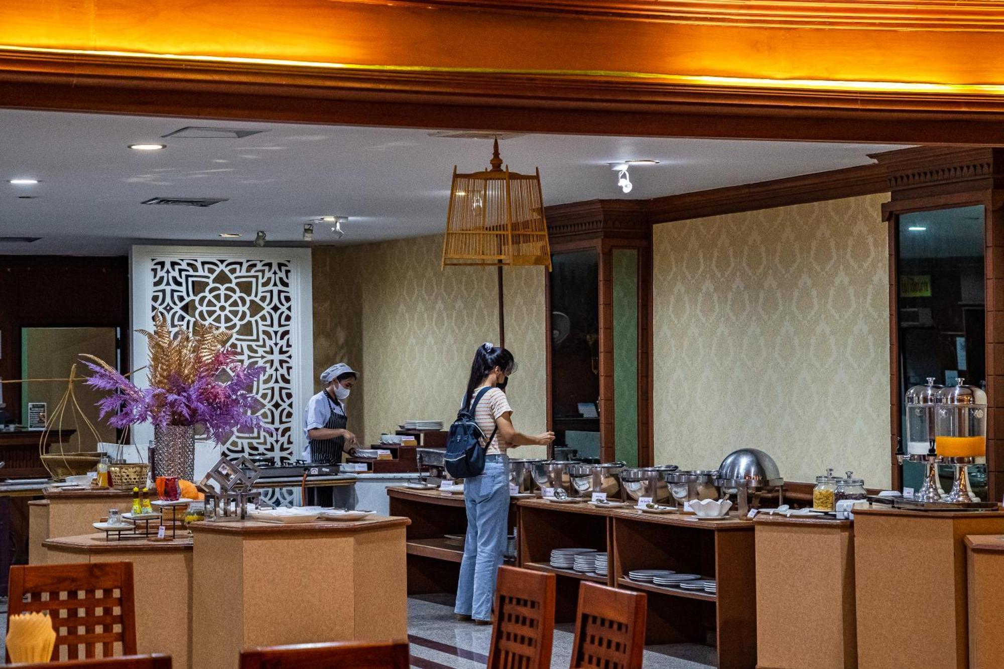 Thong Tarin Hotel Surin Exteriör bild