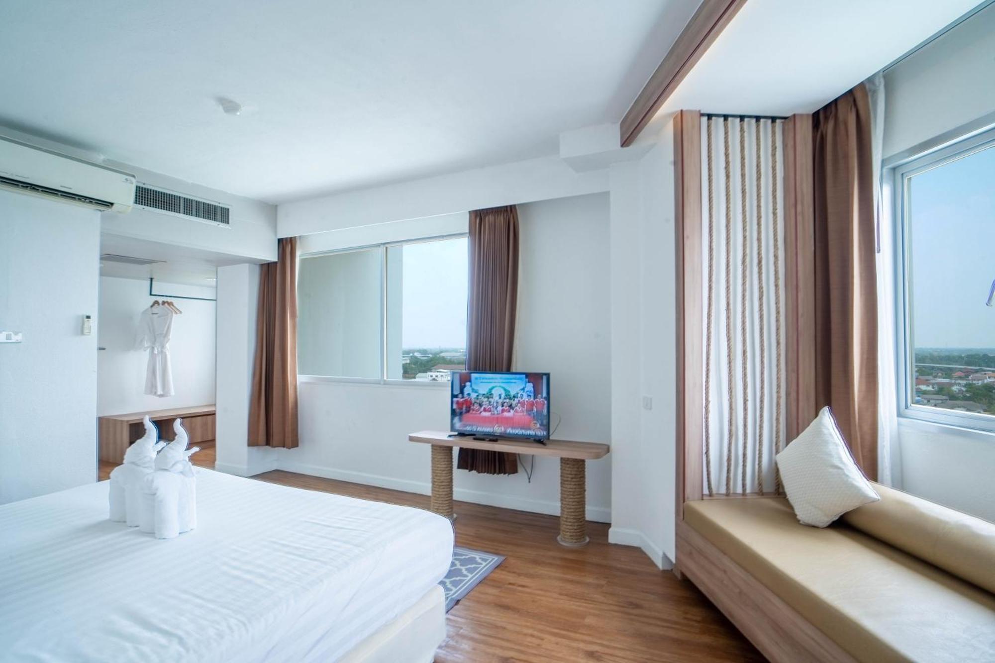Thong Tarin Hotel Surin Exteriör bild