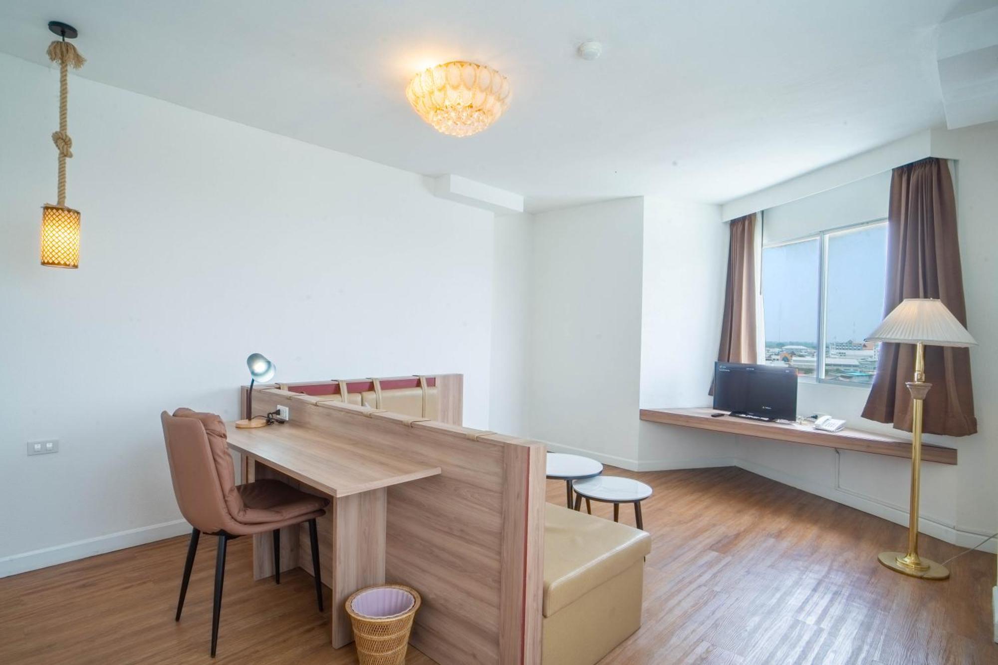 Thong Tarin Hotel Surin Exteriör bild